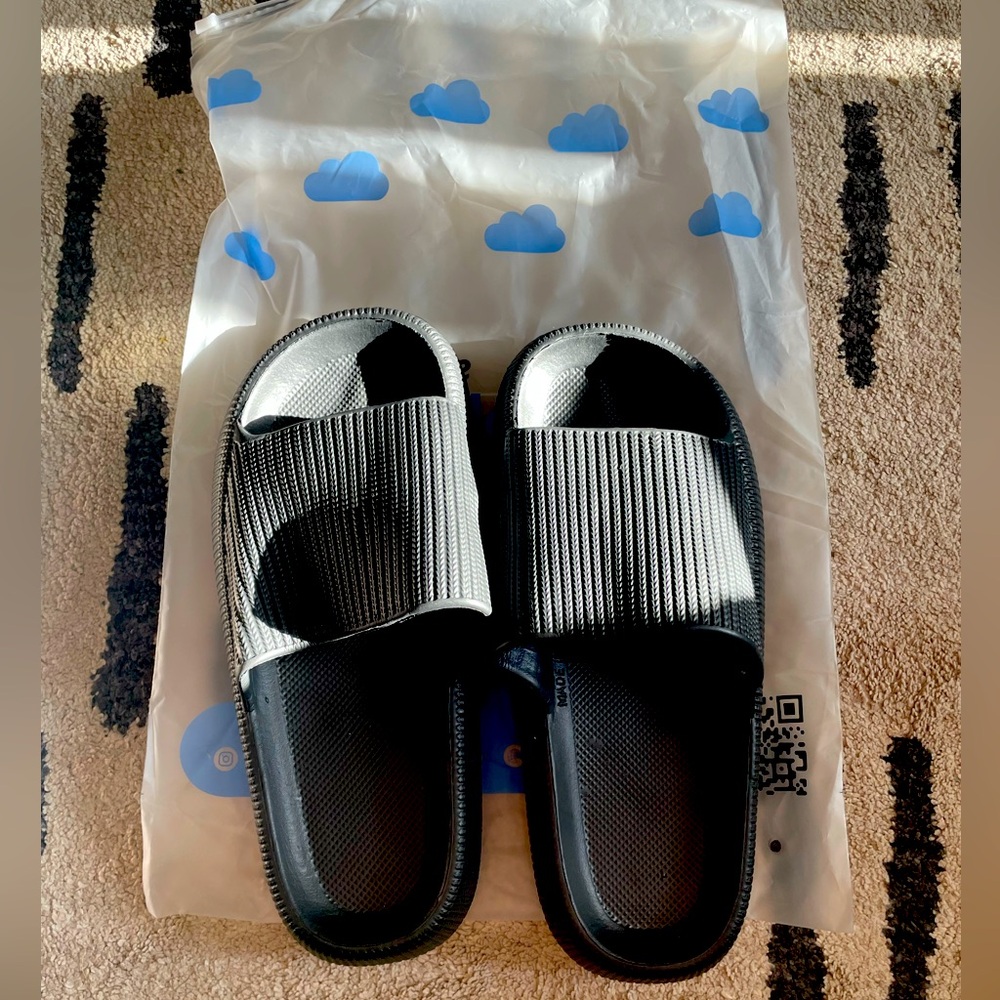 New with bag/never worn Cloudies sandals black size 8